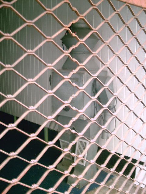 eingesperrter roboter